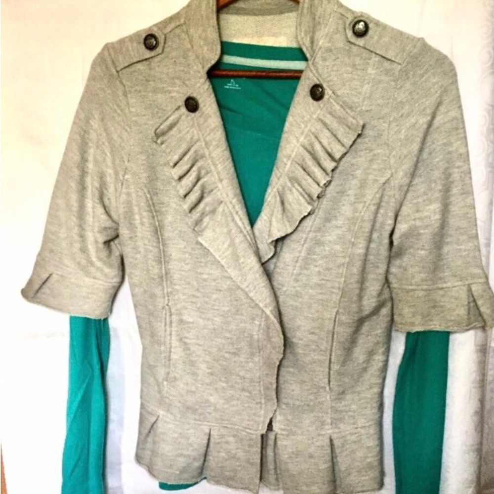Styled gray short sleeved sweatshirt sweater